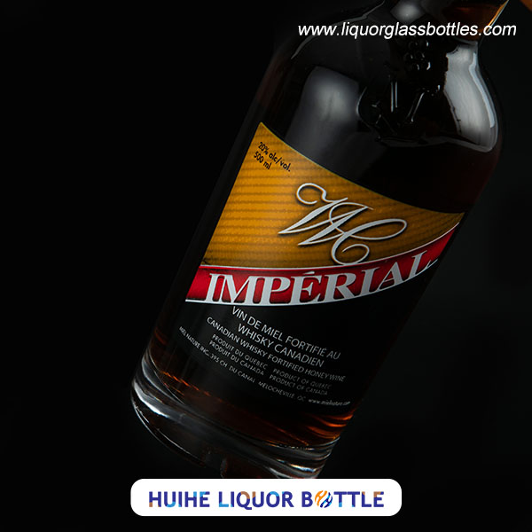 etiquetando la botella de licor