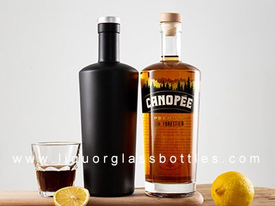 Die Botanical Belly Gin-Flasche